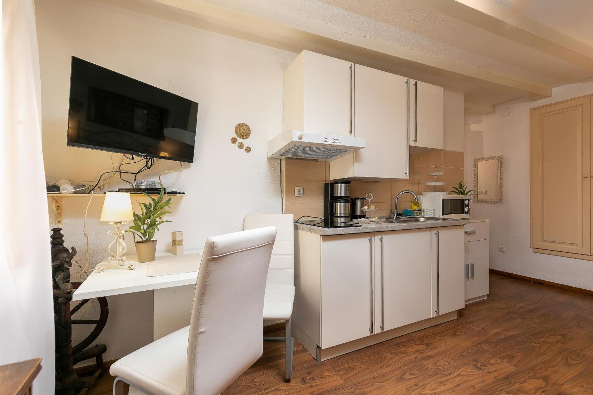 Duplex Camelia In Charming Old Town Apartman