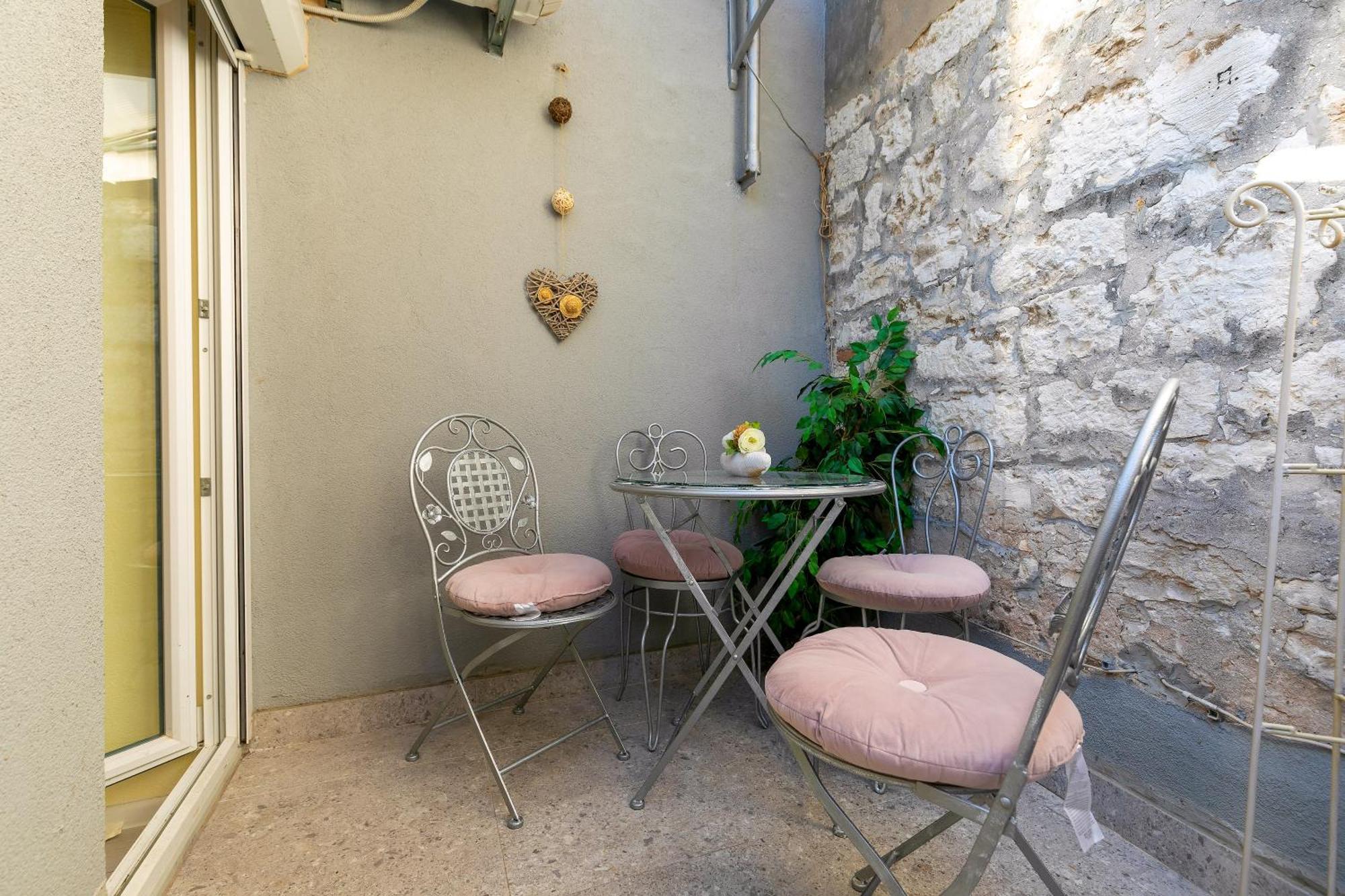 Duplex Camelia In Charming Old Town *