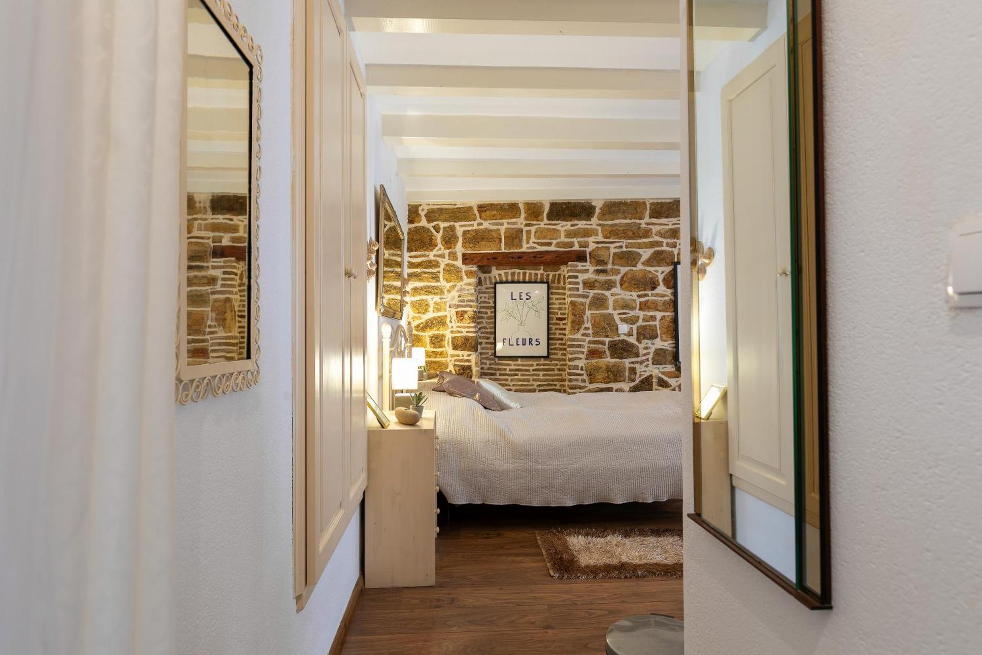 Duplex Camelia In Charming Old Town Apartman