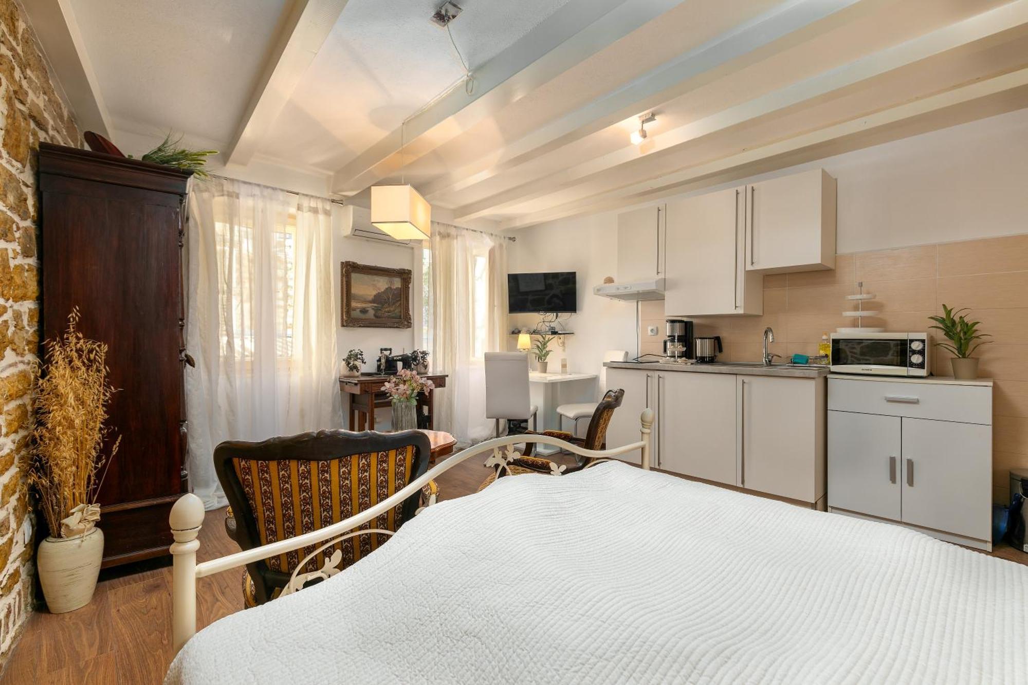 Duplex Camelia In Charming Old Town